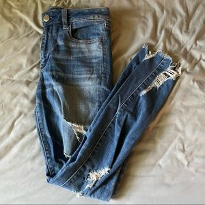 SOLD ON MERC 🌿 AE Hi-Rise Distressed Jeggings